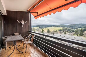 Outdoor dining - Apartment 'Terrassenpark 160' with Mountain View, Balcony and Wi-Fi (Schonach)