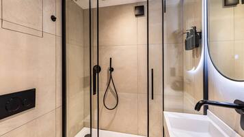 Regadera, secadora de cabello, toallas