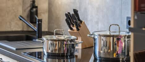 Réfrigérateur, micro-ondes, four, plaque de cuisson