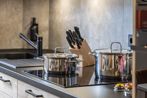 Frigorífico, microondas, horno y placa de cocina