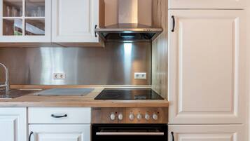 Ofen, Geschirrspüler, Wasserkocher mit Kaffee-/Teezubehör, Wasserkocher