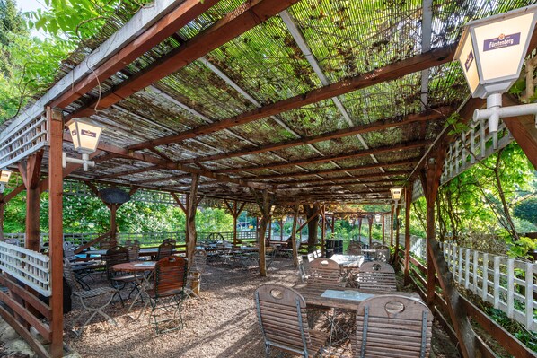 Outdoor dining - Room 'Duett' with Mountain View, Shared Terrace and Wi-Fi (Elbenschwand)