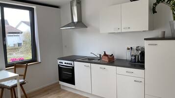 KĂŒhlschrank, Mikrowelle, Ofen, Herdplatte