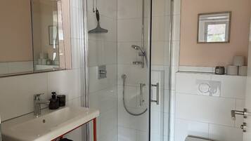 Douche, sĂšche-cheveux, serviettes fournies