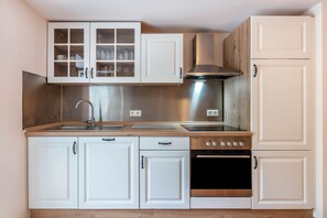 Oven, dishwasher, coffee/tea maker, electric kettle - Room 'Sociability' with Mountain View, Shared Terrace and Wi-Fi (Elbenschwand)