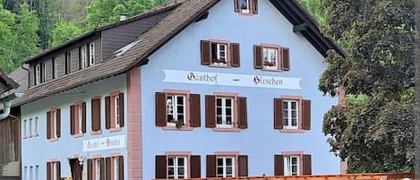 A two-story building with a sign reading 'Gasthof' and 'Sirecken'.