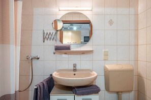 Een douche, een haardroger, handdoeken