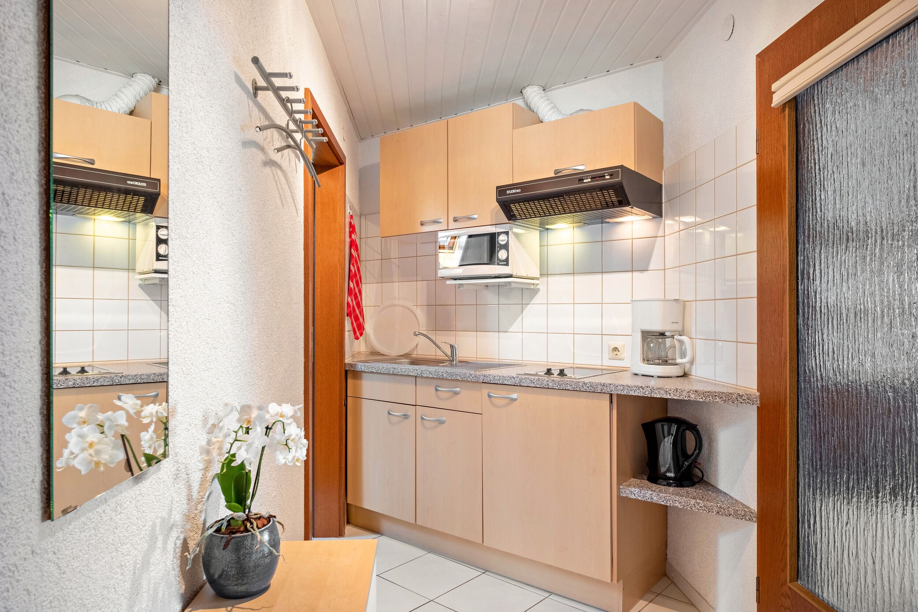 Réfrigérateur, micro-ondes, plaque de cuisson, cafetière/bouilloire