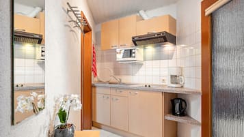 Kühlschrank, Mikrowelle, Herdplatte, Wasserkocher mit Kaffee-/Teezubehör