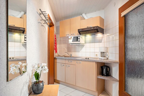 Frigorífico, microondas, placa de cocina y cafetera o tetera