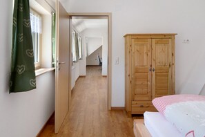 2 bedrooms, free WiFi, bed sheets - Holiday Apartment 'Heuboden' with Mountain View, Shared Garden (Titisee-Neustadt)