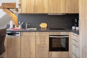 Fridge, oven, stovetop, dishwasher