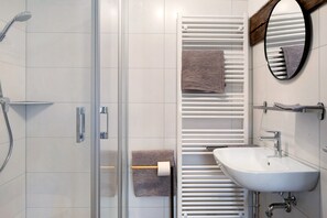 Shower, towels - Holiday Apartment 'Heuboden' with Mountain View, Shared Garden (Titisee-Neustadt)