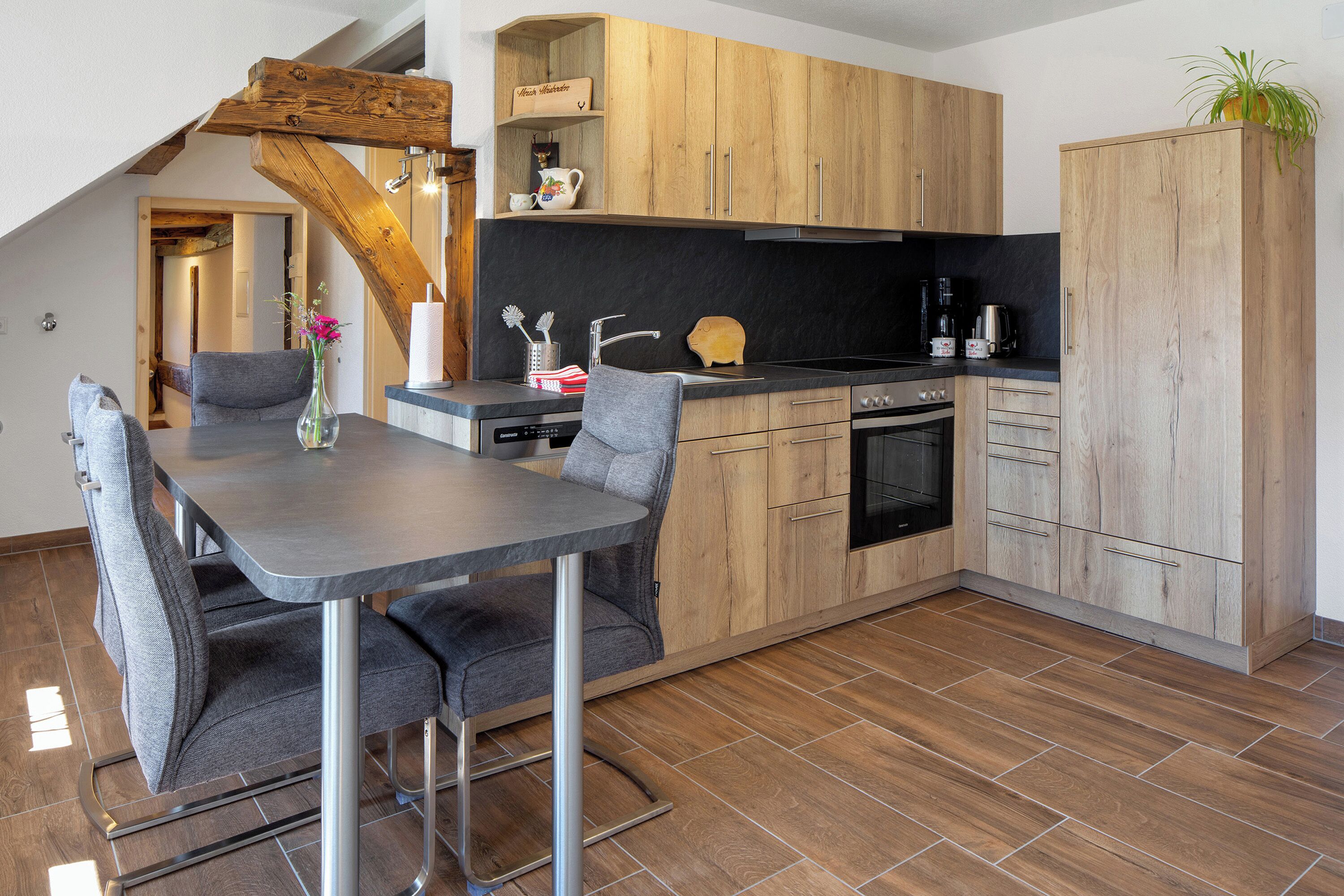 Frigorífico, horno, placa de cocina y lavavajillas