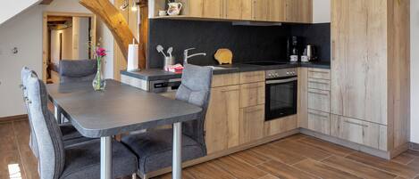 冷蔵庫、オーブン、コンロ、食器洗い機