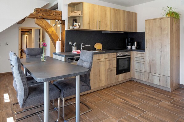 Fridge, oven, stovetop, dishwasher