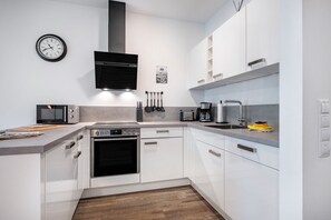 Frigorífic, microones, forn i placa de cuina