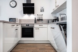 Fridge, microwave, oven, stovetop - Modern apartment in the city center of Jever (Jever)
