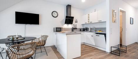 Réfrigérateur, micro-ondes, four, plaque de cuisson