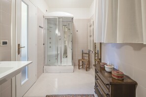 Regadera, secadora de cabello, bidet 