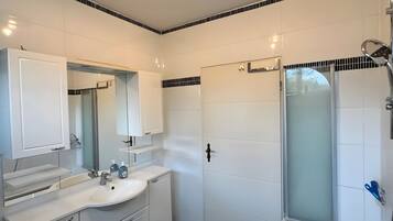 Shower, hair dryer, towels