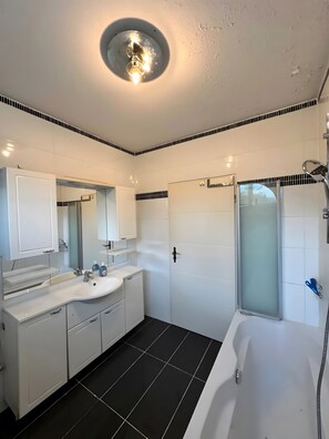 Chuveiro, secador de cabelo, toalhas de banho 