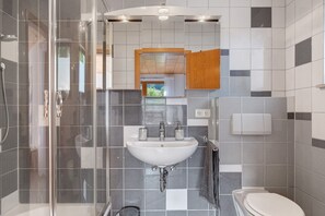 Douche, sèche-cheveux, serviettes fournies