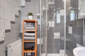 Een douche, een haardroger, handdoeken