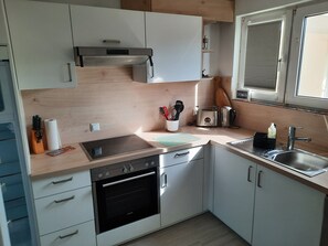 Fridge, oven, stovetop, dishwasher