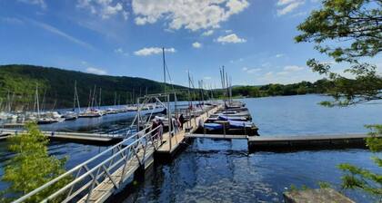 Holiday Home 'Yachthof' with Lake View, Terrace and Wi-Fi