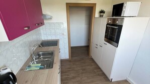 Coffee/tea maker, fridge, microwave, stovetop