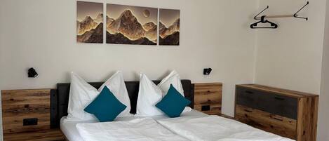 5 bedrooms, iron/ironing board, WiFi, bed sheets