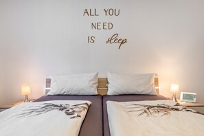 1 slaapkamer, een strijkplank/strijkijzer, gratis wifi, beddengoed