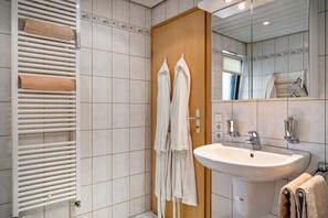 Een douche, een haardroger, handdoeken
