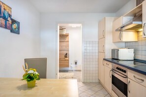 Wasserkocher mit Kaffee-/Teezubehör, Kühlschrank, Mikrowelle, Ofen