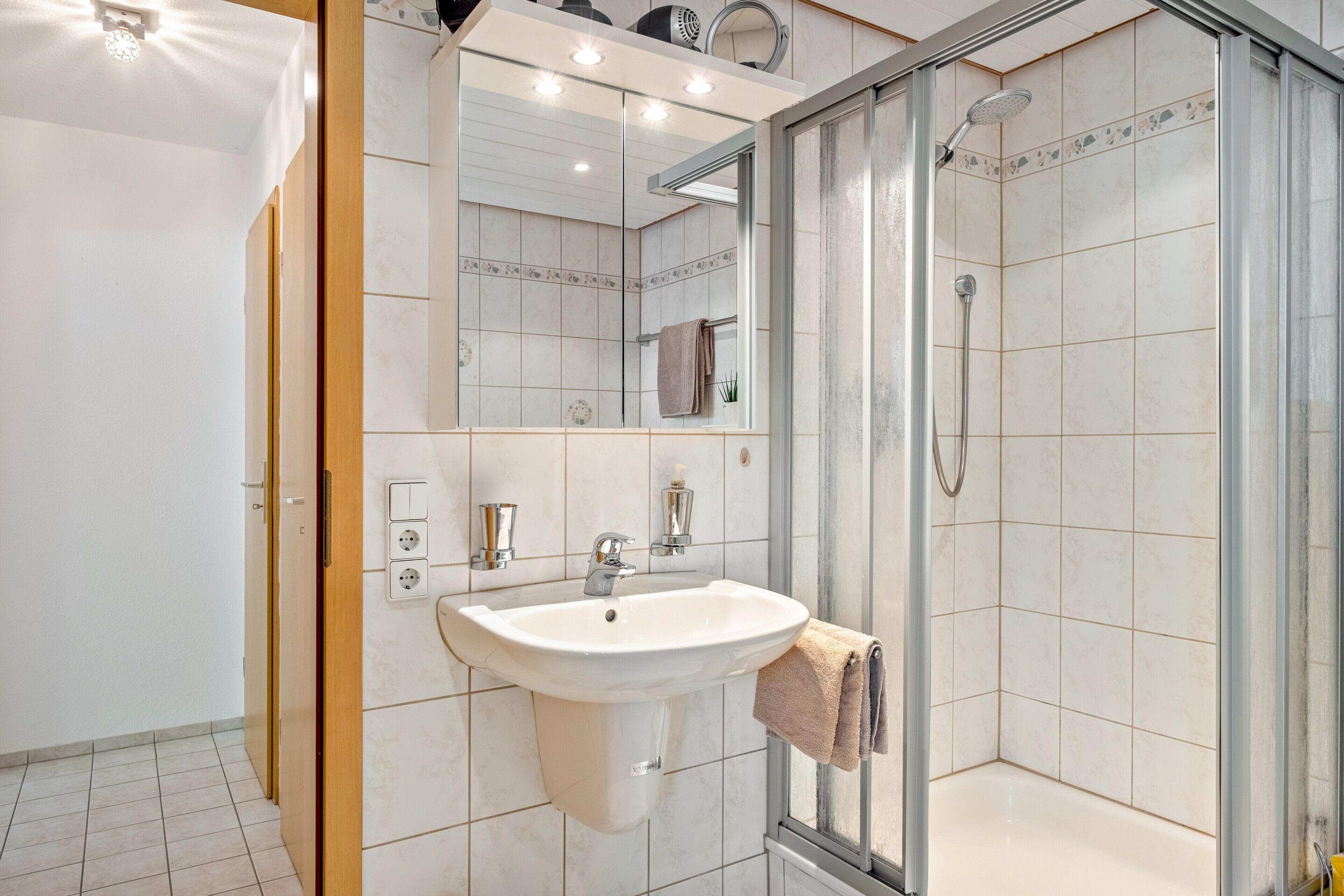 Shower, hair dryer, towels