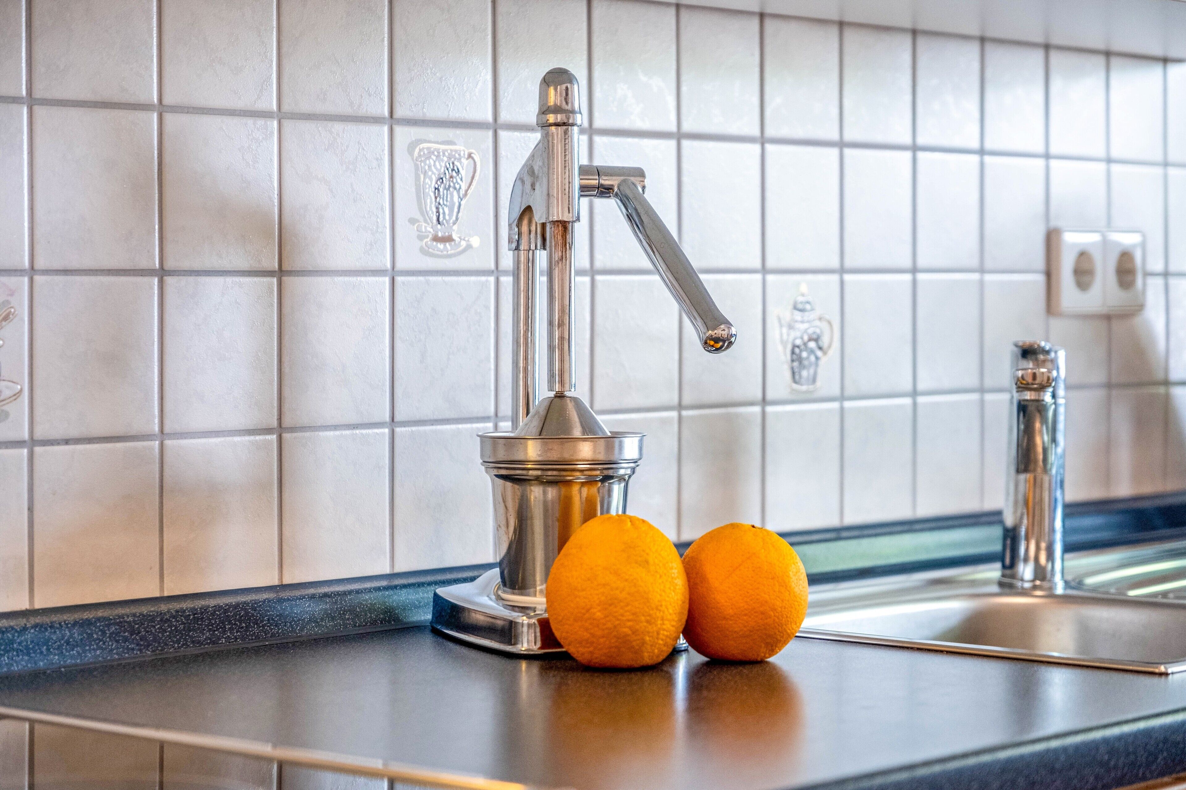 Een koffiezetapparaat/waterkoker, een koelkast, een microgolfoven