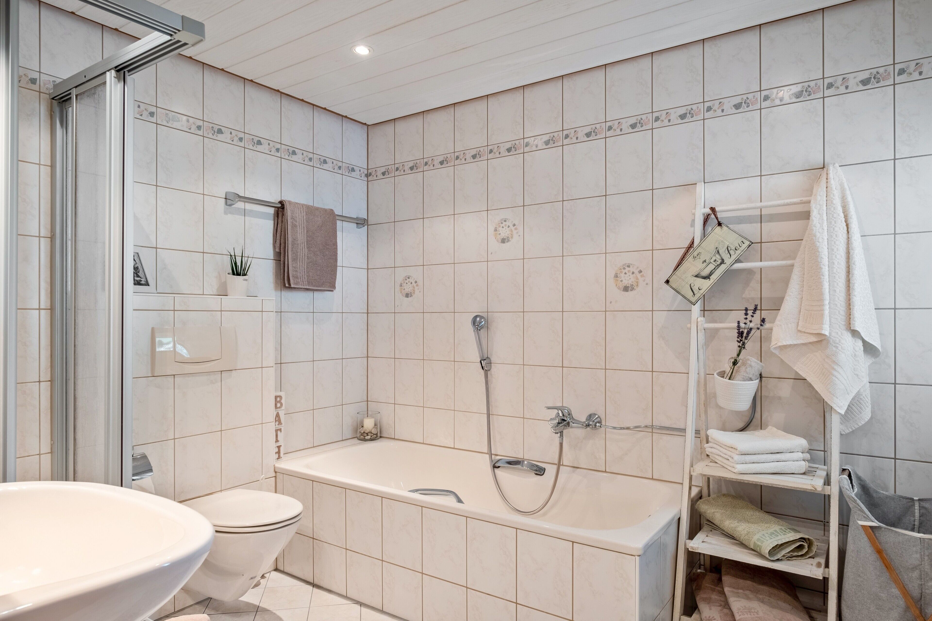 Un baño con bañera, inodoro y lavamanos.