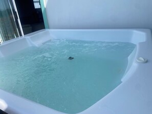 Outdoor spa tub - Peaceful escape in the coast of Paradise beach, Jeffreys Bay, South Africa (Jeffreys Bay)