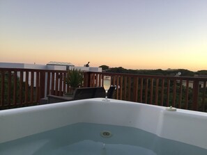 Outdoor spa tub - Peaceful escape in the coast of Paradise beach, Jeffreys Bay, South Africa (Jeffreys Bay)