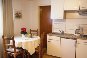 KĂŒhlschrank, Herdplatte, Wasserkocher mit Kaffee-/Teezubehör