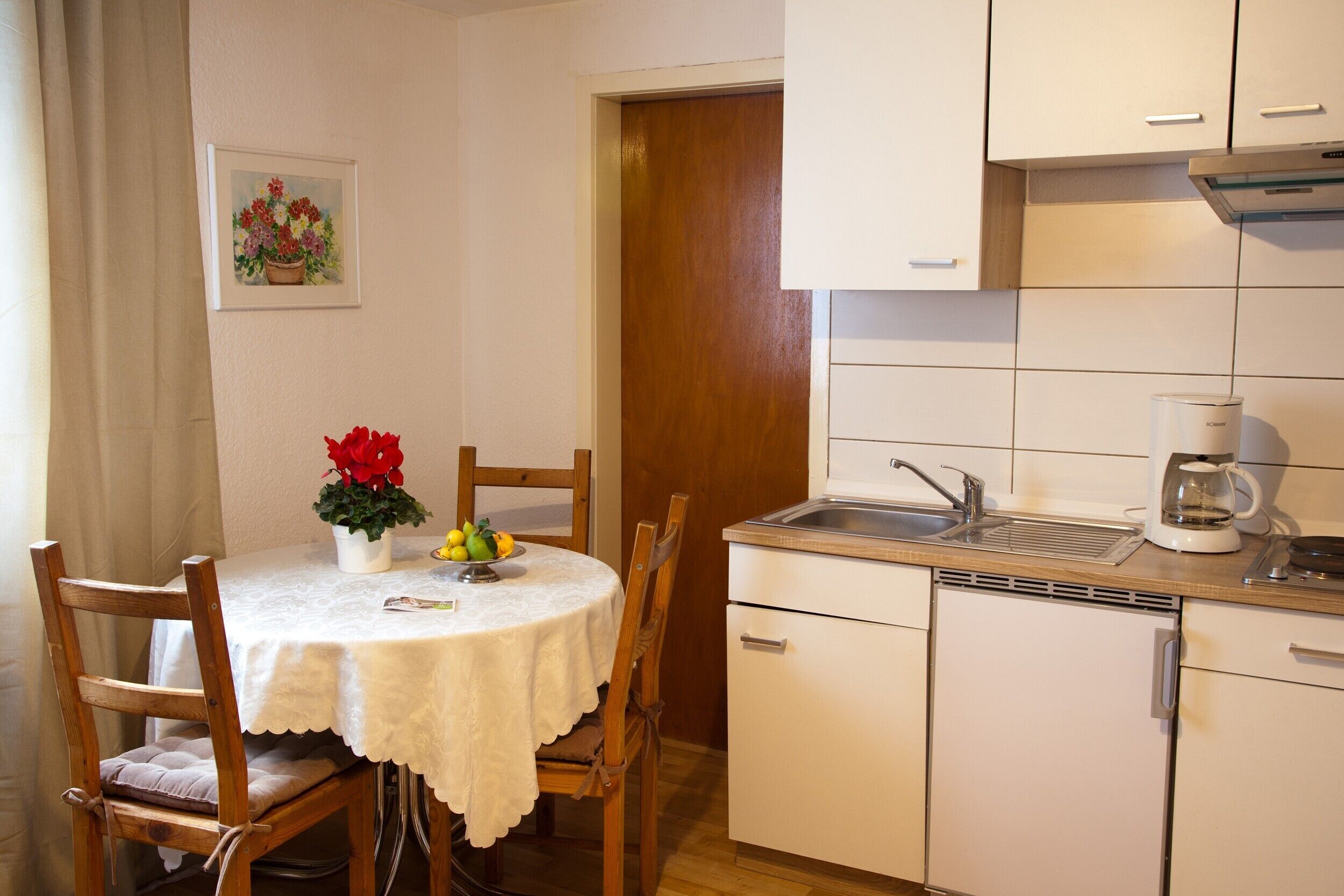 Kühlschrank, Herdplatte, Wasserkocher mit Kaffee-/Teezubehör