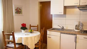 Kühlschrank, Herdplatte, Wasserkocher mit Kaffee-/Teezubehör