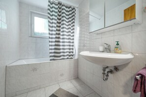 Douche, sèche-cheveux, serviettes fournies