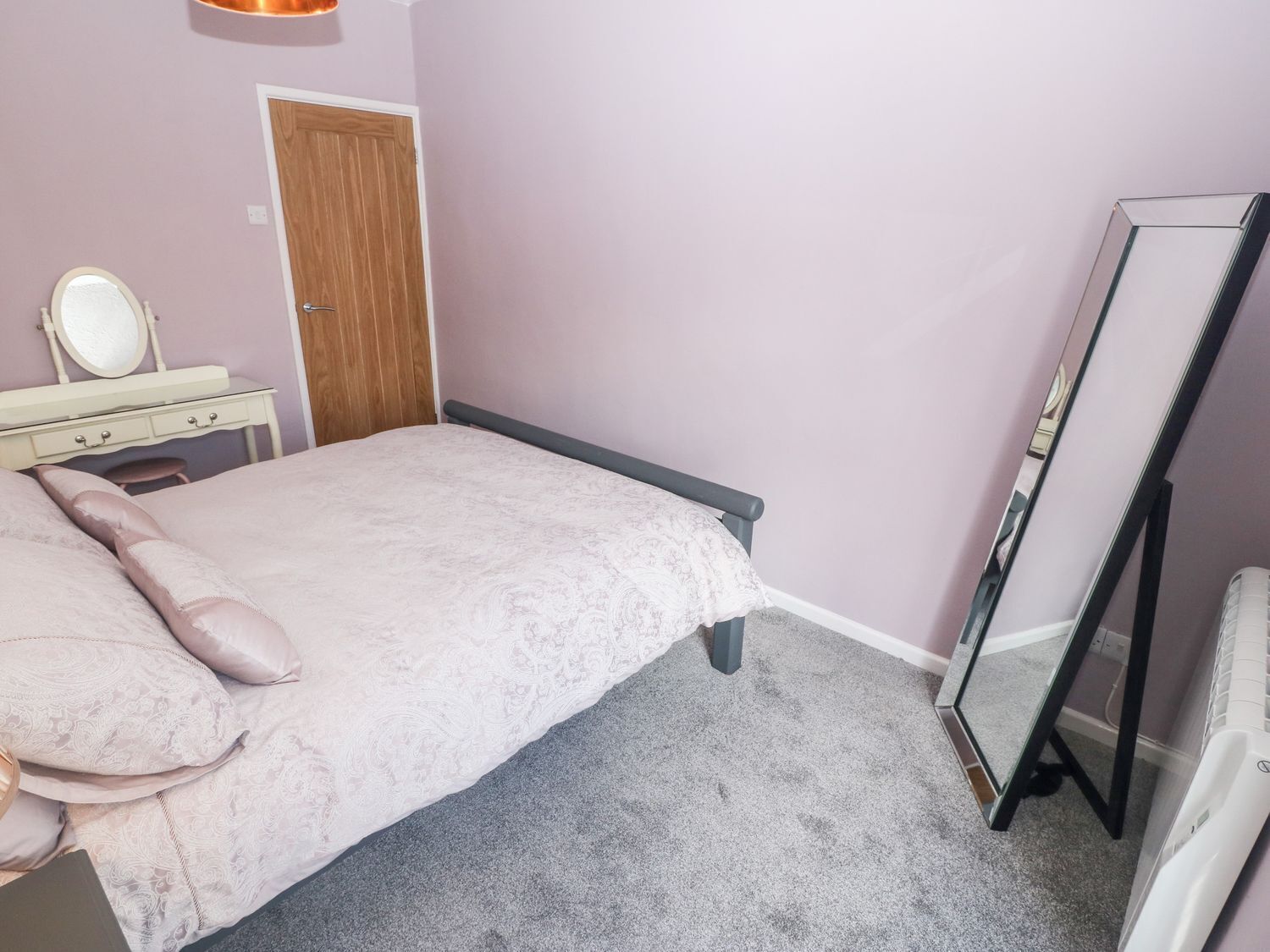 1 Schlafzimmer, individuell dekoriert, individuell eingerichtet