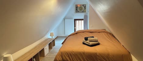 1 habitación, tabla de planchar con plancha, wifi y ropa de cama