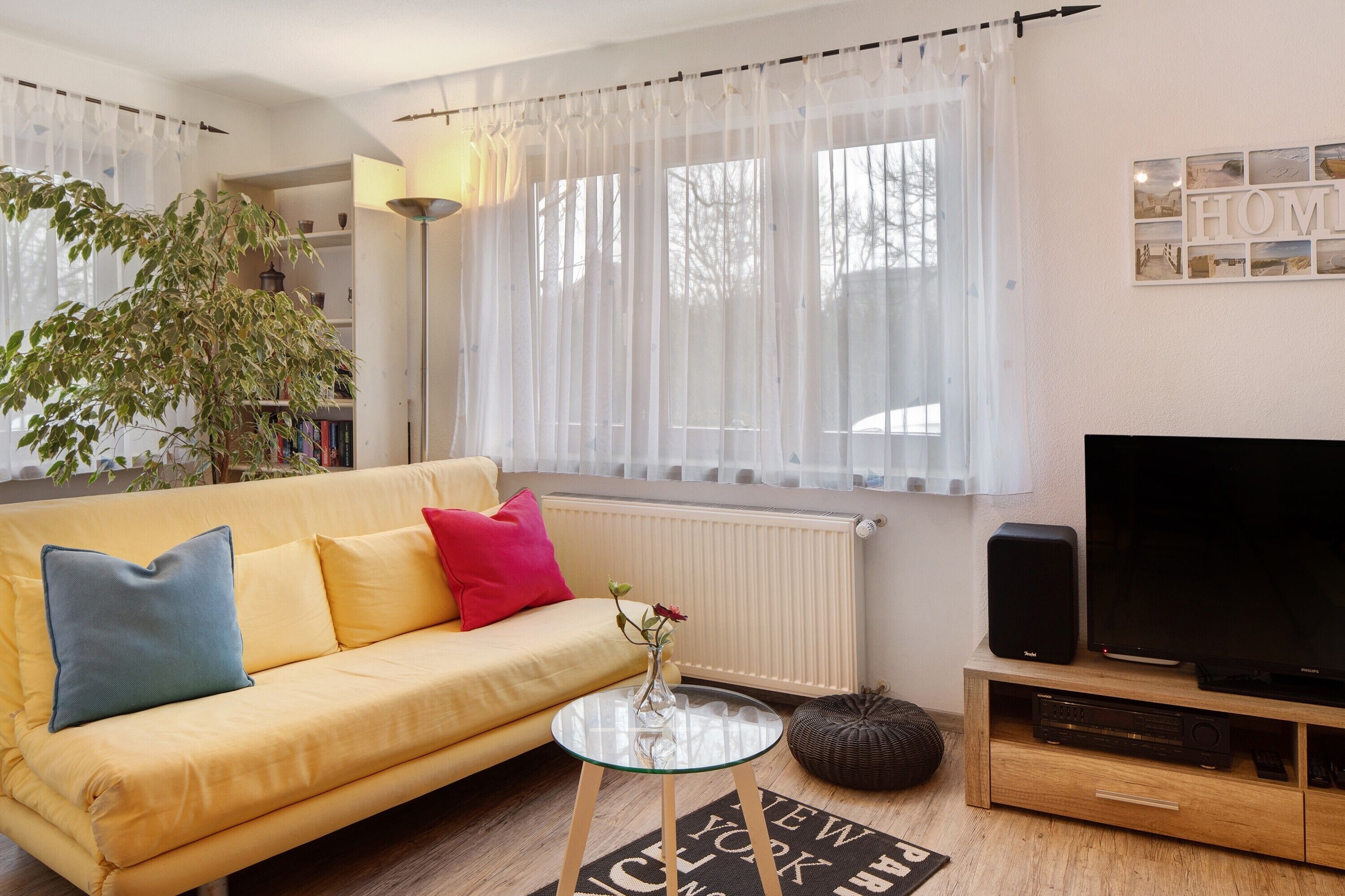 Televisie, een dvd-speler en een stereo