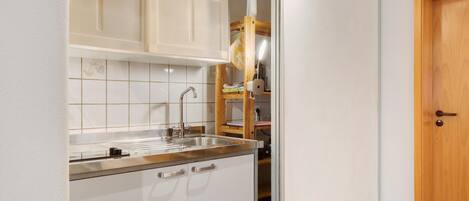 Kühlschrank, Mikrowelle, Herdplatte, Wasserkocher mit Kaffee-/Teezubehör