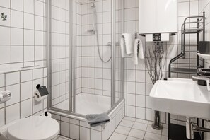 Dusj, hårføner og håndklær