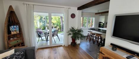 Fernseher, DVD-Player, Stereoanlage